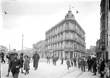 Plaza del Carmen y calle de Álvarez Garaya, en Gijón, 1930