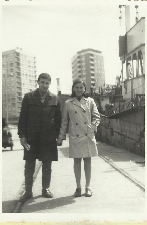 Felix y su mujer al lado del barco