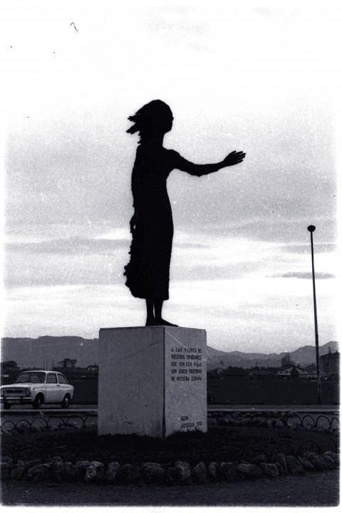 8849.Estatua Madre del Emigrante de Ramón Muriedas en el Rinconín 1975