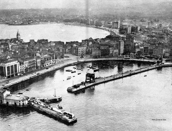 Vista aérea del puerto y la playa, año 1958