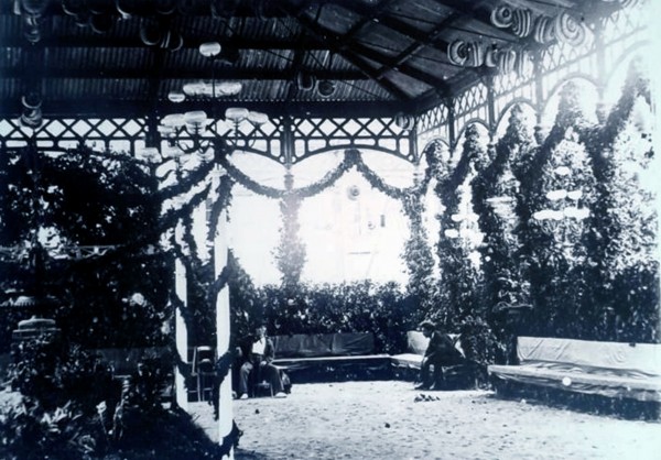 mercado Jovellanos año 1875 engalanado para baile