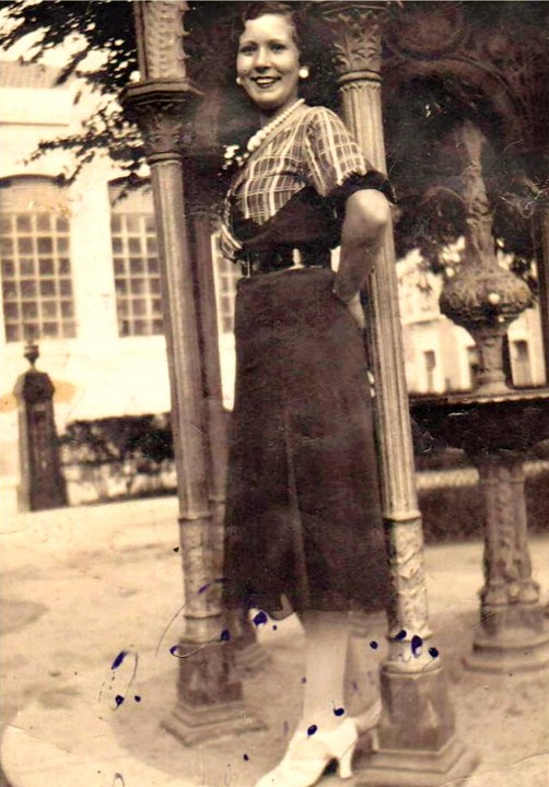 abuela Quilda en la fuente,, foto Angel Garrido.