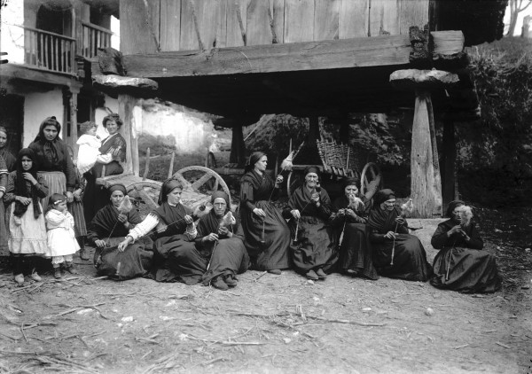 Mujeres filando con fuso y rueca Borines (Piloña), hacia 1915. Modesto Montoto