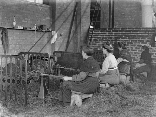 trabajadoras en una fábrica por Lorenzo Cabeza en 1915