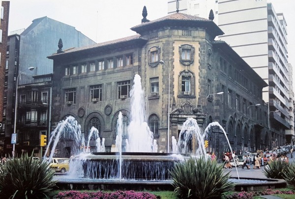 AÑOS 80 Vista de Correos y la fuente de la Plaza del 6 de Agosto